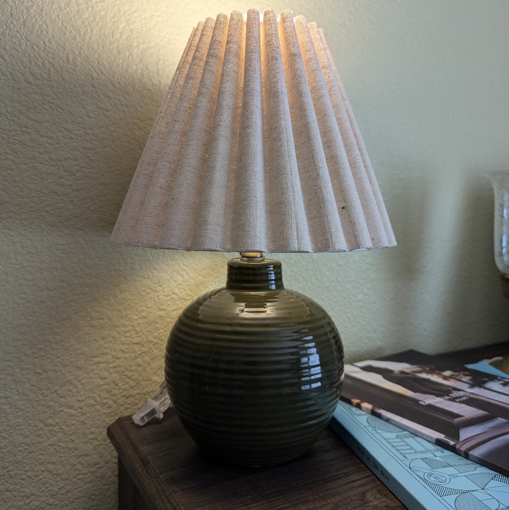 Ribbed Ceramic table lamp Green/Oatmeal Heart and Hand with Magnolia
